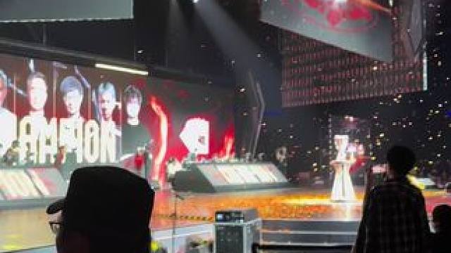 鲷哥率队三比零击败超哥队不朽杯夺冠！ #dota2老头杯 #dota2不朽杯 #现场气氛嗨到爆