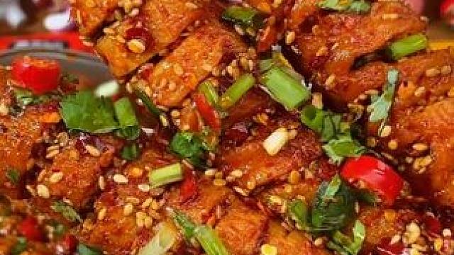 这是专门给一到晚上就容易嘴馋的女孩子准备的烤面筋#美食推荐 #追剧小零食 #解馋 #烧烤 #好吃到停