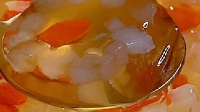 天气越来越热，我会经常给孩子做这个雪梨果冻 