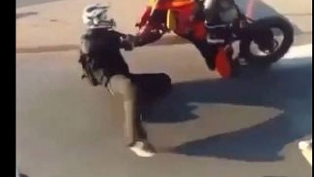 高手在民间，失手就一瞬间#耐穿耐看又耐磨 #深夜溜车 #踏板车翘头搞笑视频 #该行为存在风险请勿轻易