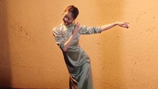 踮起脚尖 提起裙边 让我的手轻轻搭在你的肩 #爱的华尔兹舞蹈 #踮起脚尖提起裙边 #南京夜景 #南京