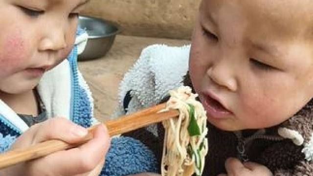 今天早点吃面条。 #农村娃