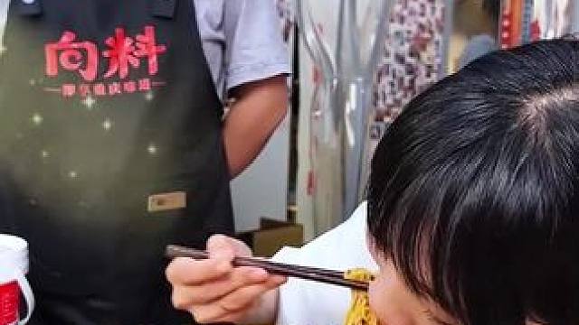 内蒙美女挑战2斤半面，一口就不止3两！#小面调料
