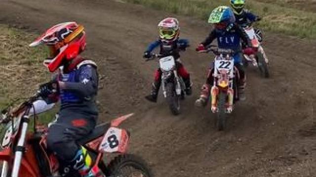 小娃娃童年是这样玩的！(儿童摩托) #儿童摩托车 #山地越野赛车 #山地飞车 #开心小洛克