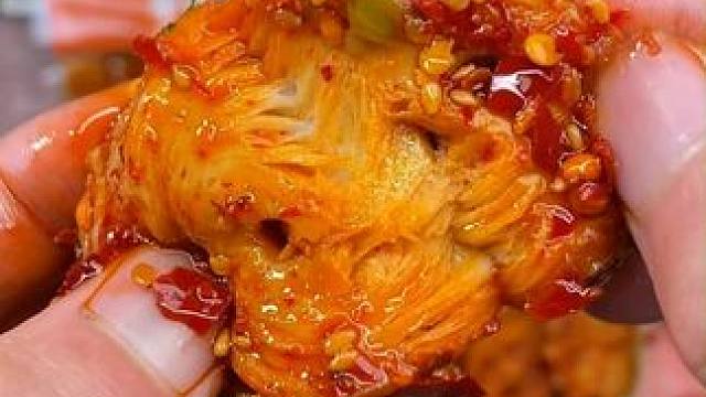 湖南人吃完都说辣的爆辣烤面筋，一口下去超辣#追剧小零食 #嘎嘎好吃 #吃货日常 #妈呀太香了 #零食