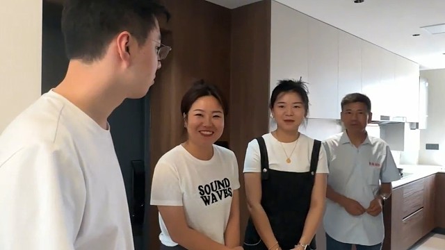 位于嘉定区的莫里斯花源小区，曼城装饰最新又落成一套时尚简约原木现代的装修案