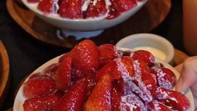 是哪个好闺闺带我吃上了爆炸好看的草莓雪冰！？ #美食不可辜负 #解暑又美味的夏日漂亮饭 #明天陪我吃