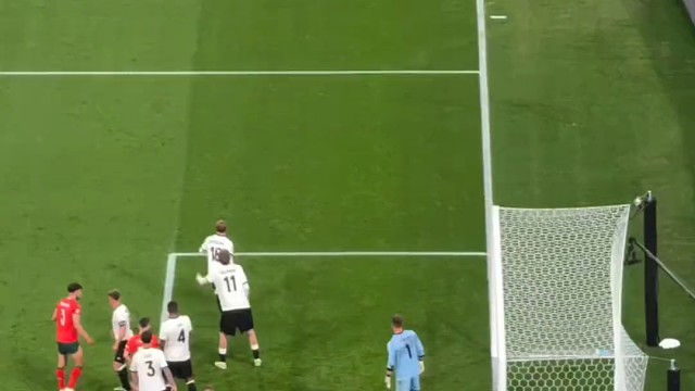 对落点的判断远超禁区里所有球员啊