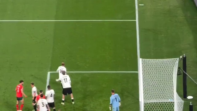 对落点的判断远超禁区里所有球员啊