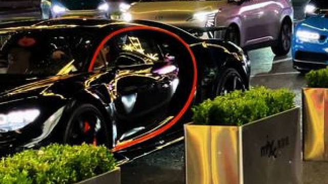 杭州万象城夜晚街头惊现俩台布加迪赤龙，特斯拉model x要是晚一秒不知会怎么样？#布加迪chiro