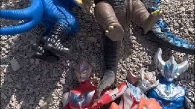 奥特曼怎么被怪兽埋在沙滩上了快来帮帮他们吧#儿童玩具 #奥特曼玩具 #奥特曼