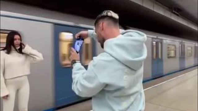 地铁里手机创意拍摄运镜小技巧 #拍照技巧 #拍摄技巧 #创作者伙伴计划 #种草 #创作者广告分成计划