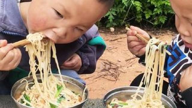 大小双终于会使筷子了。#农村娃