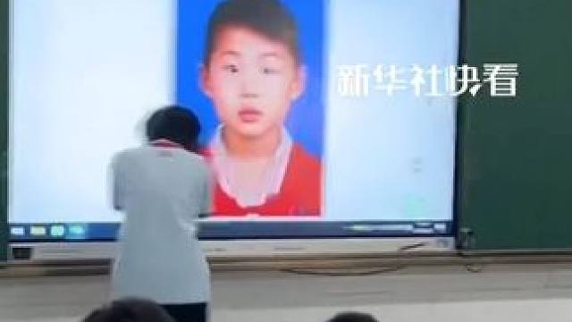 老师翻出珍藏六年的照片，孩子们挨个上去和小时候的自己合影！