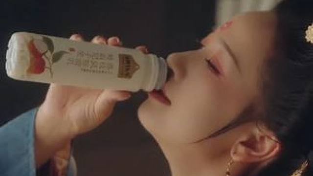 老李还为荔枝发愁，观众已经喝上荔枝酸奶了#长安的荔枝#认养一头牛#岭南妃子笑荔枝酸奶#一口荔枝穿越千