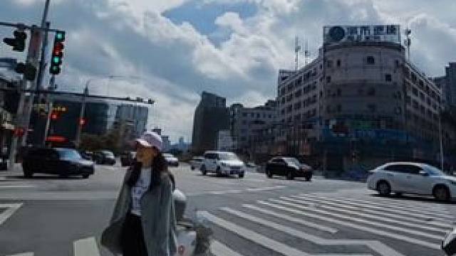 是怎么回事呢？#蓝天白云晴空万里 #城市一角 #城市一角 #高温天气#台风雨天气