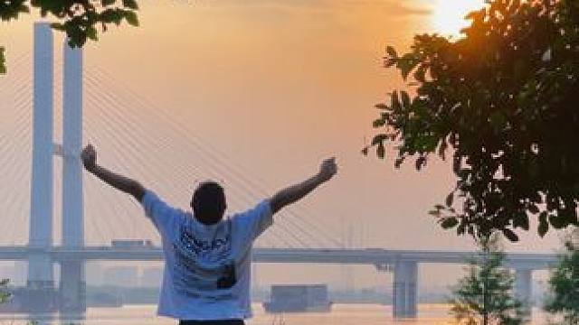 佛山顺德江边丨分享一个宝藏日落露营位置~ 详细的导航位置在视频结尾分享~
看其它人可以把Suv、小车