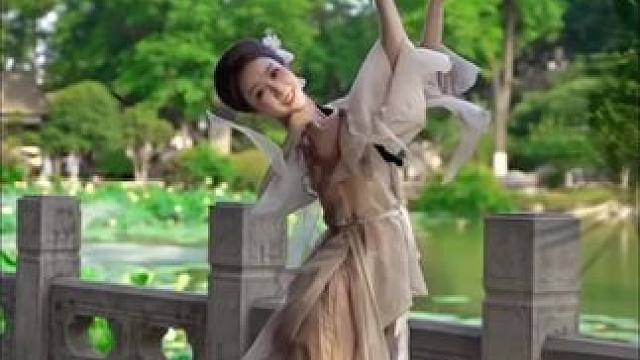 我自关山点酒 千秋皆入喉 #关山酒舞蹈 #户外舞蹈 #向全世界展示中国舞 #关山酒 #古典舞