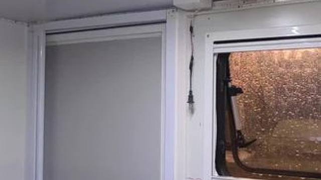 下大雨小房车深陷泥潭出不来了，小伙急中生智一招就轻松把车开了出来，又省了几百块拖车费#户外 #下雨天