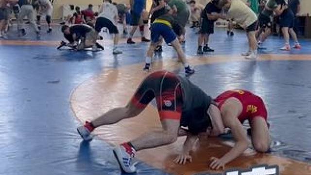 训练营第一天，一个多月没怎么练摔跤！半场就累得不行哈哈! 这里训练的特色就是没人教就是干！如果是男孩