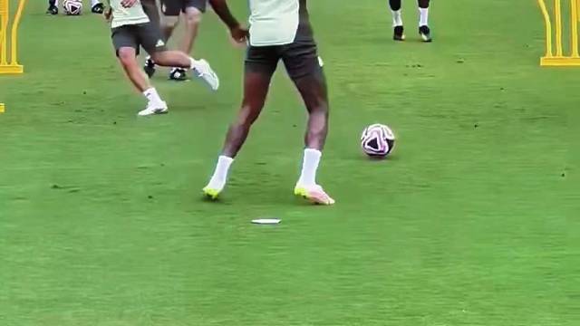 皇马队内气氛融洽！主帅阿隆索和队员一起训练