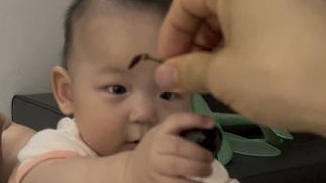 五个月的婴儿抓住人生的第一份‘果实’，
握住的何止是樱桃？是成长的小惊喜呀！#人类幼崽成长记 #萌宝