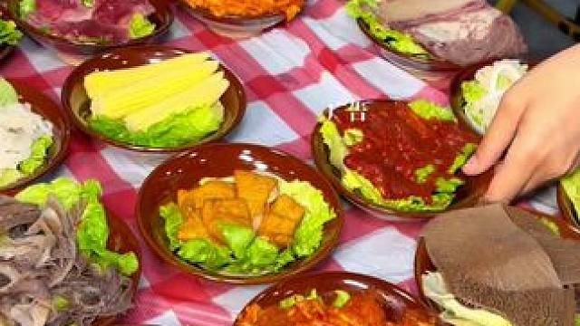 39.9元吃垮火锅店！双人餐九份菜+锅底油碟，菜品丰富到离谱，冰淇淋不限量～食材新鲜味道非常好吃#火