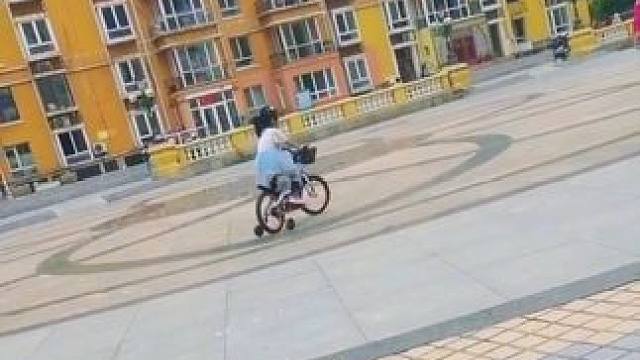 #萌娃骑车 #无忧无虑的童年 什么都能给你，唯独给不了你父爱。希望可以用童年的快乐治愈父亲的缺失，尽