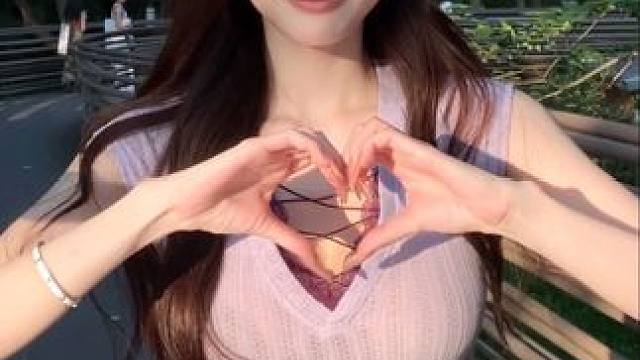 装漂亮好难 还好我是真装#手势舞 #身材 #馍馍摇 #恋夏风 #去音乐节当然要穿得不一样