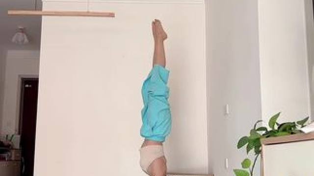 倒置平衡 #瑜伽日常 #日常训练 #瑜伽路上一直在坚持 #核心力量 
什么时候开始都不晚，练习，一切