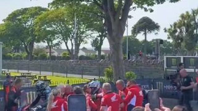 抵达终点的那一刻心情可谓无比激动。《邓禄普驾驭杜卡迪Panigale V2斩获2025曼岛TT Su