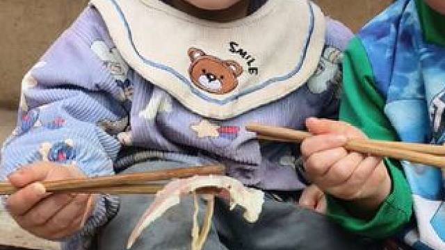 双双喜欢吃肉。#农村娃