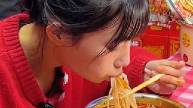 千万网红吴半饱挑战阿姨6两螺蛳粉，狂赚阿姨5000快~#螺蛳粉