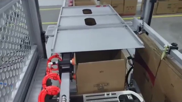 以色列与伊朗之间的紧张局势持续升级
。以色列宣布进入“战争状态”，
而伊朗方面也进行了回应。双方的冲