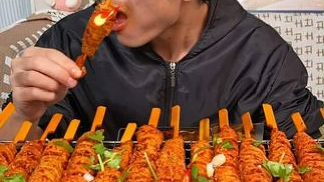 这个烤面筋绝了，香香辣辣，越吃越香，喜欢吃辣的一定不要错过了#追剧小零食 #零食推荐 #妈呀太香了 