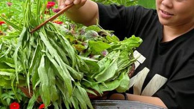 腊肉火锅配着各种新鲜蔬菜太好吃了 #美食 #火锅 #农村生活