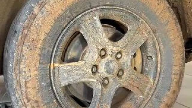 沉浸式洗轮胎 好好洗个轮胎#男人的梦想座驾 #洗车#解压#国外视频分享