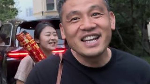 毕业三年，我偷偷了一辆车直接开到小区楼下送给爸爸妈妈！ #买车 #惊喜 #赚钱的意义 #家庭