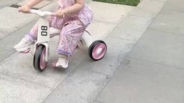 孩子一直想要的#脚踏三轮车  终于给安排上了，颜值超高走哪骑哪真的很酷！每天半小时有氧骑行好处多多，