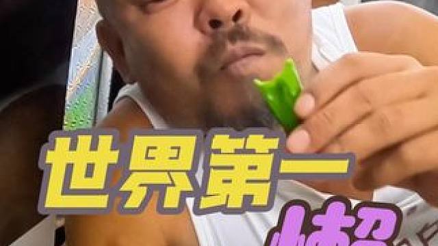 沙和尚太懒了，吃个夜宵还得躺着，快成废人啦#男人的快乐就是这么简单
