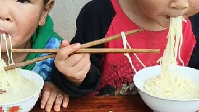 希望他们能健康快乐成长。#农村娃