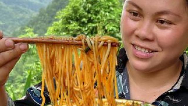 今天简单做一大碗爆辣米粉嗦过瘾 