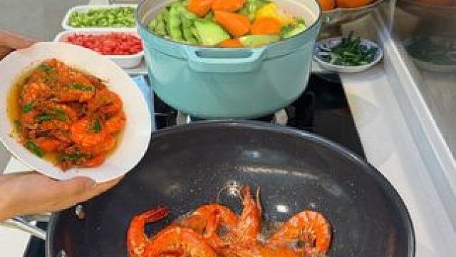 我挣点窝囊费吃点好的怎么了？ 四川人夏天就爱吃清水煮的耙耙菜健康又养胃
随便做的蒜油虾既然如此好吃
