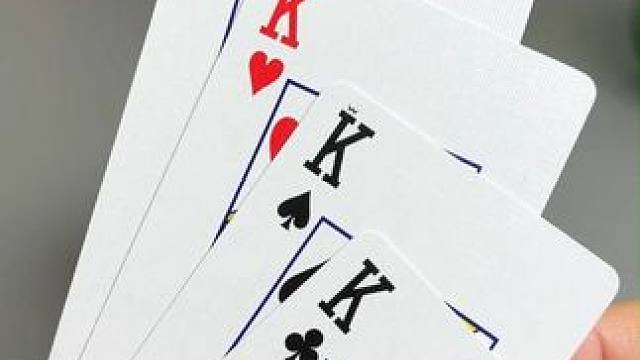 掼圣掼蛋专用扑克牌，专为掼蛋打造！ 黑桃和方片划算醒目的同花标记，不用翻开牌一眼就能看出同花顺，组牌