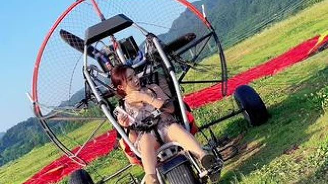 小姐姐温柔外表下，藏着征服天空的野心#动力滑翔伞#优雅飞行#换个角度看世界#女性力量