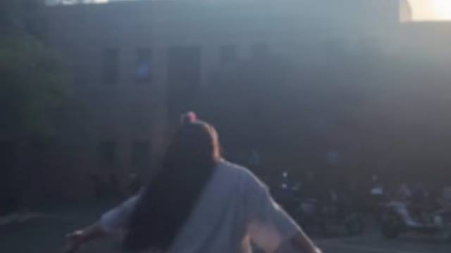 你身上的味道 走路的背影 和笑起来的眉眼 我都记得很清楚