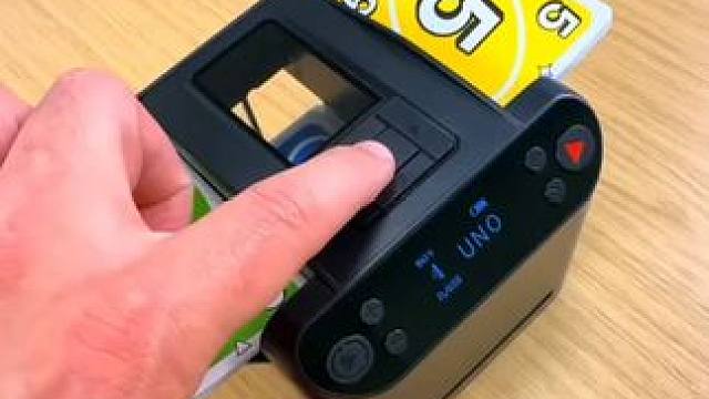 这个自动洗牌发牌机不得把我朋友迷成制杖~ #自动发牌机 #玩个很新的东西