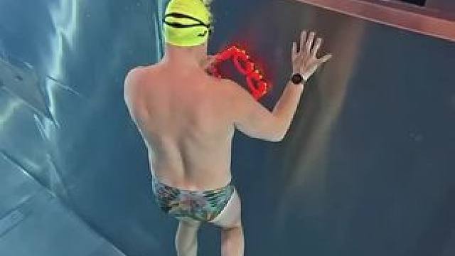 自由潜水下潜冷静度训练，沉浸式感受一下憋气的恐惧感！ #自由潜水 #深水区 #下潜 #游泳