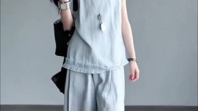 气场全开～巨高品！超洋气无袖背心套装，上身不仅凉快舒服，又时髦洋气。软软垂垂的凉感面料搭配简约大气的