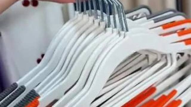 天啊 老板疯了！这个价到手30支，一个顶4个巨能收纳，用来挂T恤不鼓包不变形，刷到赶紧多薅几把#衣架